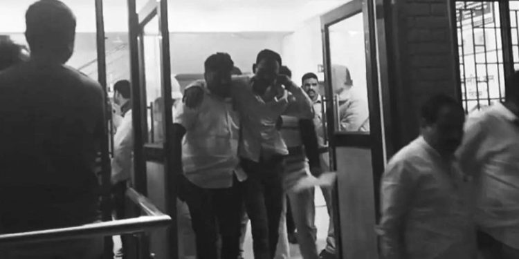 राज्याच्या राजकारणात मोठी खळबळ; पुण्यात शरद पवार गटाच्या उमेदवाराला बेदम मारहाण