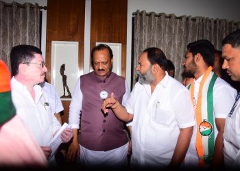 उद्योजक शरद जाधव यांच्या घरी उपमुख्यमंत्री अजित पवारांची भेट, रंगले हितगुज..!