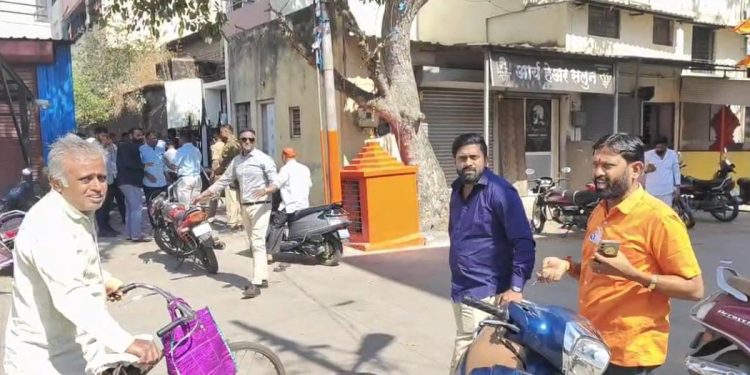 मोठी ब्रेकिंग | आमदार इद्रिस नायकवडी यांनी पोलीस बंदोबस्तामध्ये पैसे वाटप केल्याचा अभिजीत हारगे यांचा आरोप..!