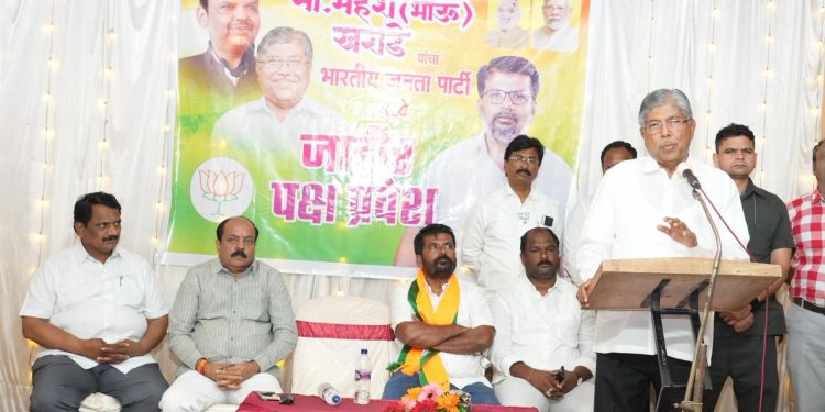 ‘झेडपी’च्या तोंडावर राजू शेट्टींच्या खंद्या समर्थकाचा भाजपात प्रवेश!