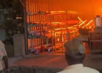 बिग ब्रेकिंग | निपाणीत शॉर्ट सर्किटमुळे स्टील आर्टच्या दुकानाला भीषण आग; अग्निशमन दलाच्या तत्परतेमुळे पुढील अनर्थ टळला