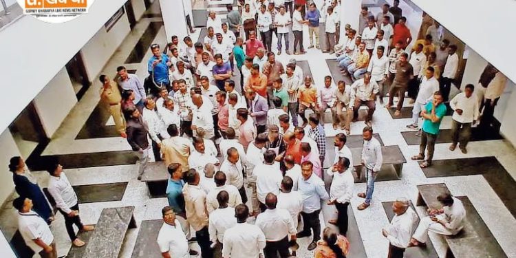 सांगली | पोलिस मुख्यालयावर मोर्चा, अधीक्षकांच्या कार्यालयात संतप्त नागरिक घुसले.!