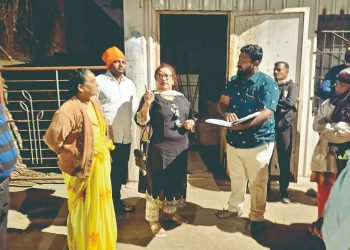 नगरसेविका स्वाती शिंदे थेट हजेरी केंद्रावर; आठच कर्मचारी कामावर..!