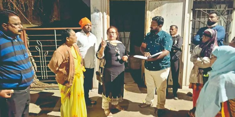 नगरसेविका स्वाती शिंदे थेट हजेरी केंद्रावर; आठच कर्मचारी कामावर..!