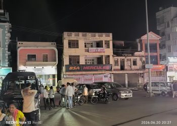 मिरज शहर पोलिस ठाण्याच्या दारातच चार चाकी वाहनांचे पार्किंग, अपघातांचे प्रमाण वाढले..!
