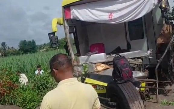 ब्रेकिंग | प्रवाशांनी खचाखच भरलेली खाजगी ट्रॅव्हल्स रस्त्याच्या कडेला उलटली, चालकासह दोघांचा जागीच मृत्यू