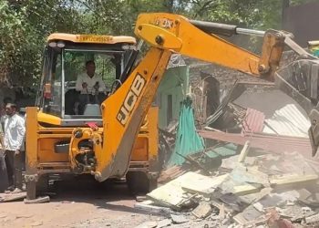मोठी बातमी | अल्पवयीन मुलीचा विनयभंग करणाऱ्या आरोपीच्या बेकायदा घरावर बुलडोझर ; अहिल्यानगरमधील पहिलीच कारवाई, माजी खासदार विखे यांनी शब्द पाळला