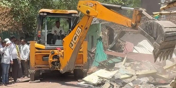मोठी बातमी | अल्पवयीन मुलीचा विनयभंग करणाऱ्या आरोपीच्या बेकायदा घरावर बुलडोझर ; अहिल्यानगरमधील पहिलीच कारवाई, माजी खासदार विखे यांनी शब्द पाळला