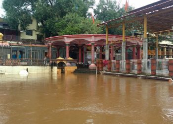 कृष्णा आणि पंचगंगा, वारणा नदीच्या पाणीपातळीत वेगाने वाढ, गगनबावड्यात धुवाधार; नृसिंहवाडीत मंदिराच्या सभामंडपापर्यंत पाणी