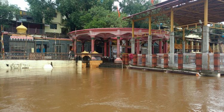 कृष्णा आणि पंचगंगा, वारणा नदीच्या पाणीपातळीत वेगाने वाढ, गगनबावड्यात धुवाधार; नृसिंहवाडीत मंदिराच्या सभामंडपापर्यंत पाणी