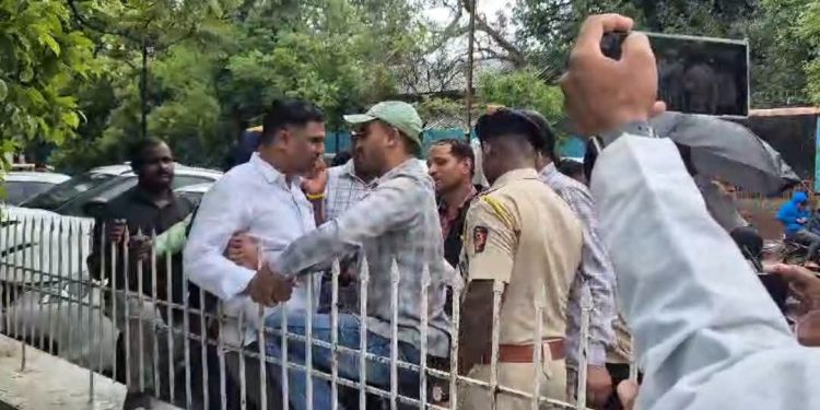 मोठी बातमी | सातारा ‘एलसीबी’तील ‘स्थायी’ कर्मचाऱ्यांच्या बदलीसाठी आंदोलन, आर्थिक व्यवहारांचे आरोप; पोलिस अधीक्षकांकडून कारवाईचे आश्वासन..!
