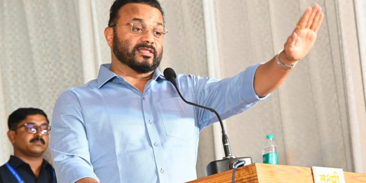 विकास कामांसाठी आवश्यक निधी उपलब्ध करून देऊ – ग्रामविकास मंत्री जयकुमार गोरे