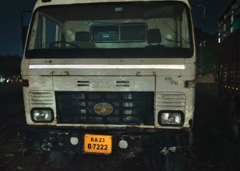 मिरज ग्रामीण पोलिसांची धडक कारवाई; अवैध वाळू व मुरूम वाहतूक करणारे दोन डंपर जप्त