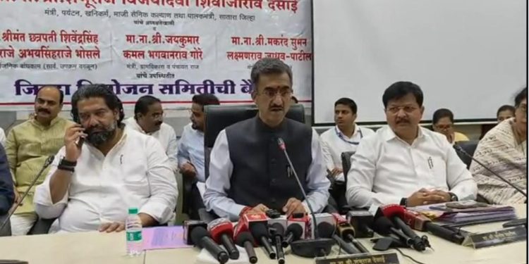 सातारा DPDC बैठकीत विकासापेक्षा महायुतीच्या केमिस्ट्रीचीच चर्चा: उदयनराजे-शिवेंद्रसिंहराजेंची मिश्कील जुगलबंदी, गोरे-मोहिते वादाचेही पडसाद
