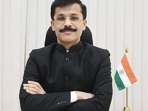 तुकाराम मुंढेंच्या दणक्याने सांगलीत खळबळ,३ हॉटेल अन् एका बेकरीचा परवाना निलंबित, २७ हॉटेल्सना बजावल्या नोटिसा; हप्तेखोर कर्मचाऱ्यांवर कारवाईची नागरिकांतून मागणी..!