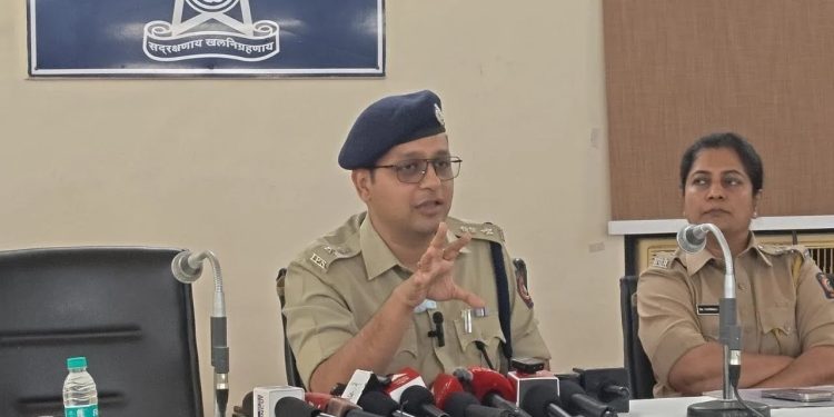 मोठी ब्रेकिंग | सांगली- कोल्हापुरातील ३ महिलांसह बनावट पोलीस, रात्रीची नाकाबंदीही लावली; माऊलींच्या पालखीपूर्वी सातारा पोलिसांची कारवाई, ७ जणांना बेड्या