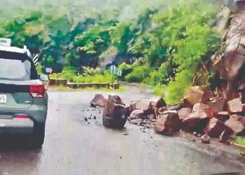 वाई-पाचगणी घाटात दरड कोसळली