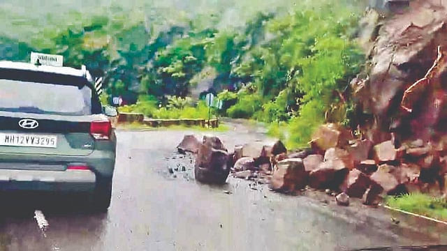 वाई-पाचगणी घाटात दरड कोसळली